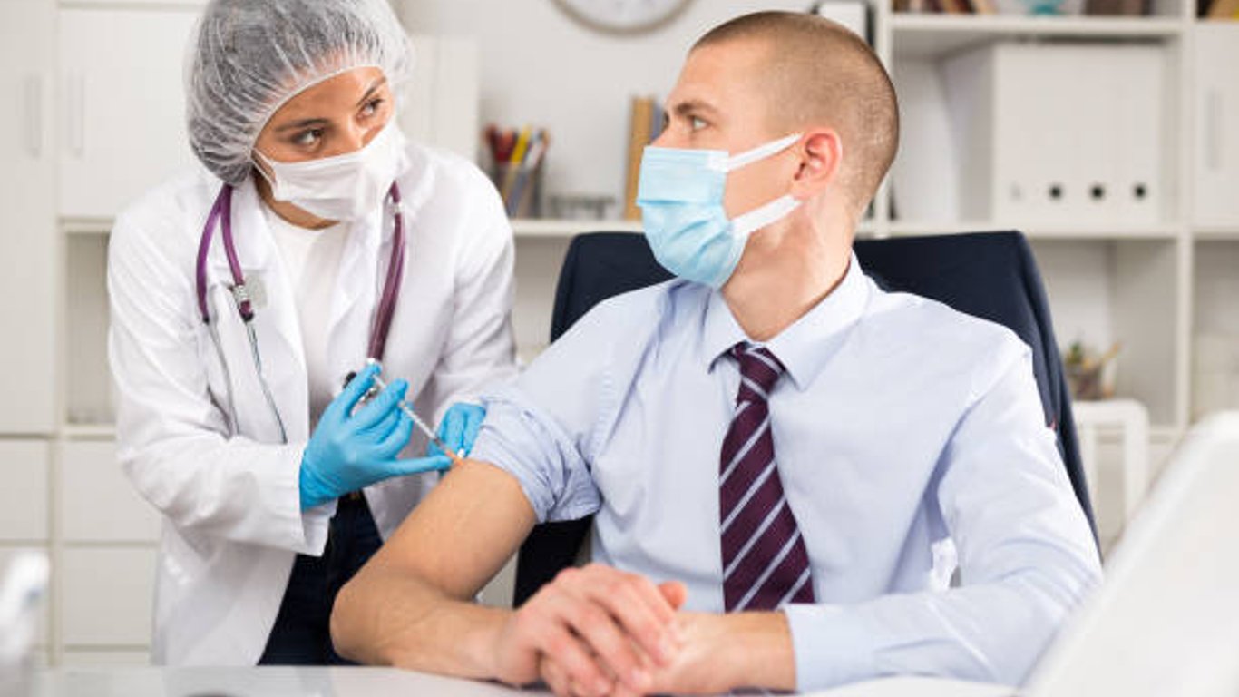 Вакцинація у Харкові – нещеплених чиновників будуть відсторонювати від роботи