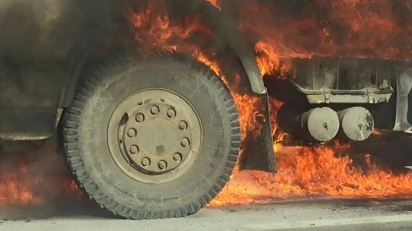 У Харківській області горить вантажівка - подробиці