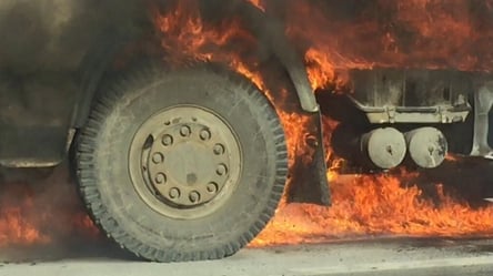Черный дым и огонь столбом: на Харьковщине горит грузовик. Видео - 285x160