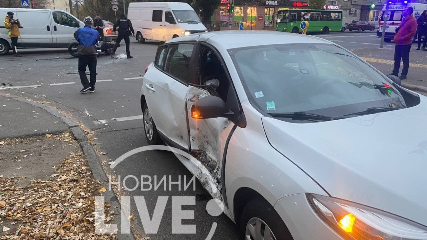 ДТП в Киеве - мотоциклист влетел в машину с ребенком - фото