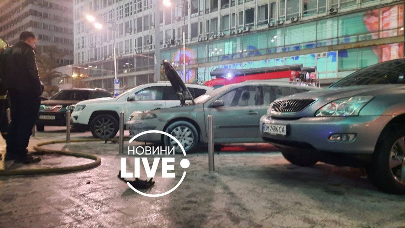 Пожежа у Києві - у центрі столиці загорілося авто - фото
