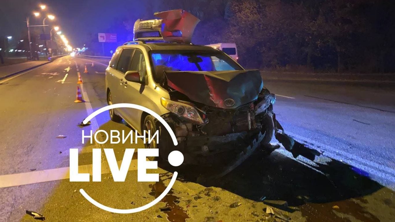 ДТП в Киеве - пьяный неадекват протаранил автобус