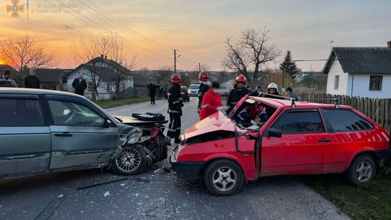 ДТП во Львовской области 27 октября - спасатели вырезали пассажиров из машины - фото