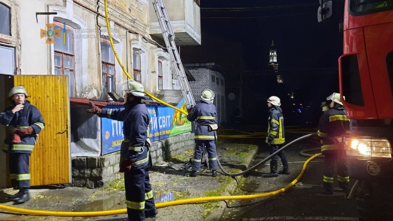 У Харкові в районі Холодної гори, горіла дерев'яна багатоповерхівка