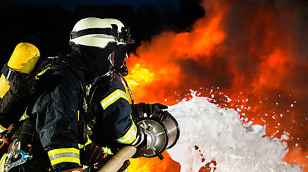 Вогонь мало не знищив м’ясний павільйон: у Харкові вночі сталась масштабна пожежа з наслідками. Фото - 285x160