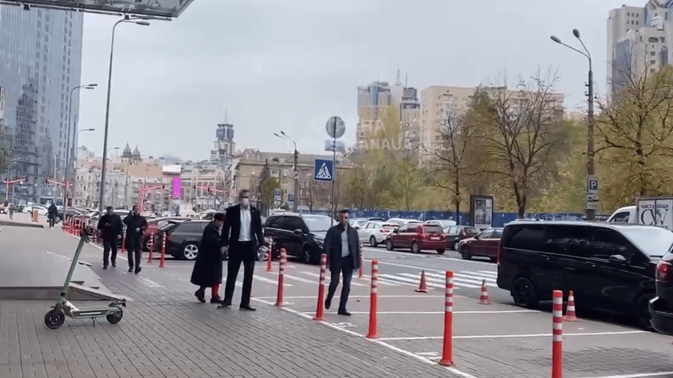 Виталий Кличко на элитном внедорожник нарушил ПДД