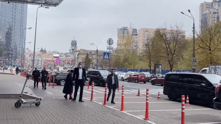 "По-европейски": водитель мэра Киева нарушил ПДД прямо в центре города. Видео - 285x160
