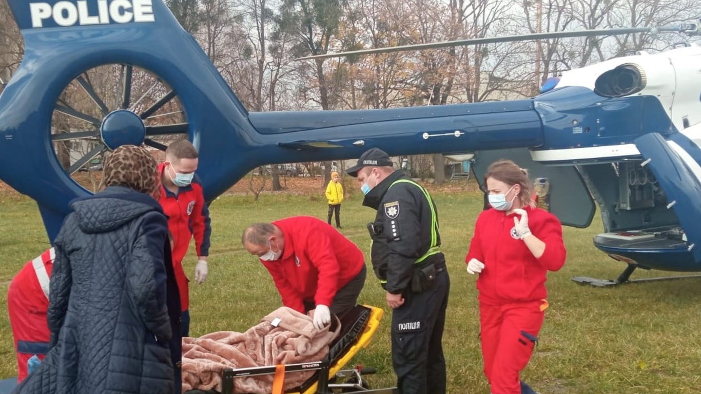 На Львівщині поліцейський гелікоптер евакуював 65-річного пацієнта - фото