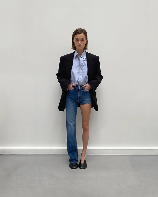 Які джиOne-Legged Jeans Are the Summer's Most Daring Trendнси вразили модниць