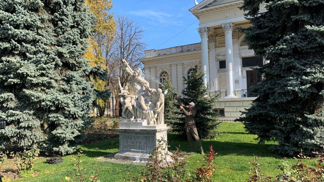 В центрі Одеси реставрують пам’ятники