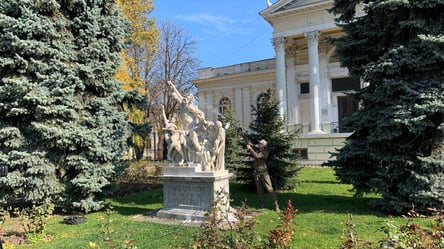 В центре Одессы реставрируют памятники возле археологического музея и в сквере Пале-Рояль. Фото - 285x160