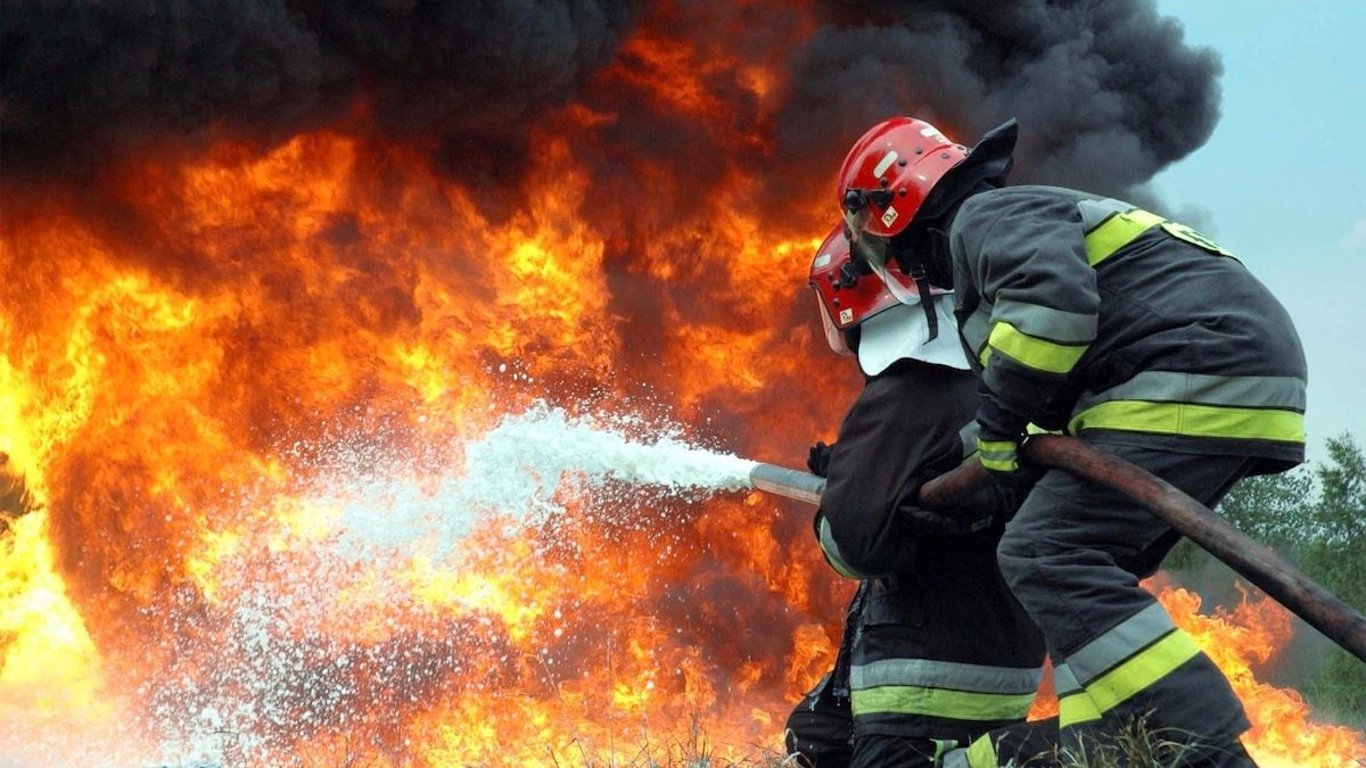 Пожежа у Києві - на Дарниці загорілася вантажівка