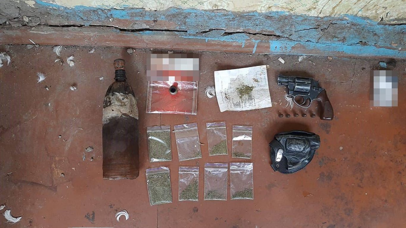 В Харькове в квартире 46-летнего мужчины нашли наркотики и оружие