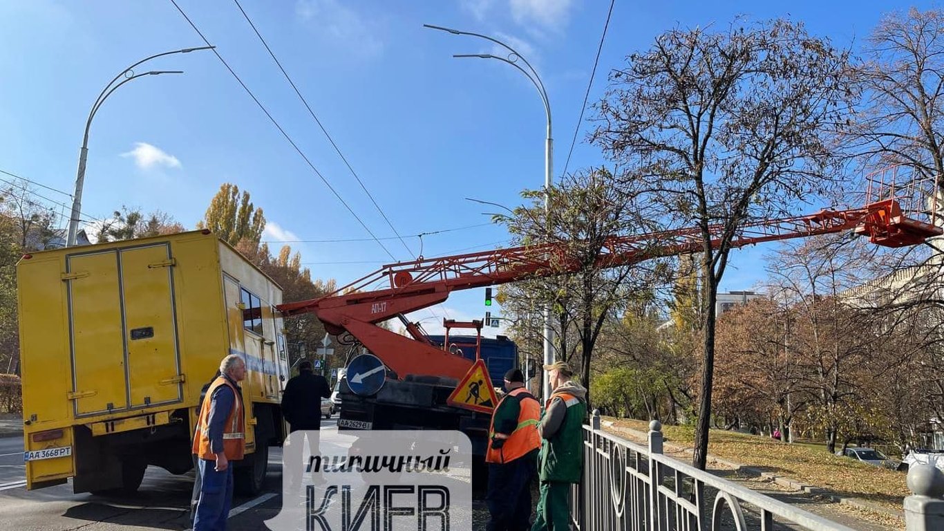 Аварія у Києві - комунальники потрапили у ДТП у Голосіївському районі