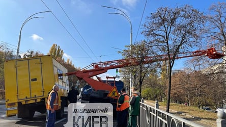 В Киеве коммунальщики устроили аварию: троллейбусы изменили маршруты. Фото. Видео - 285x160