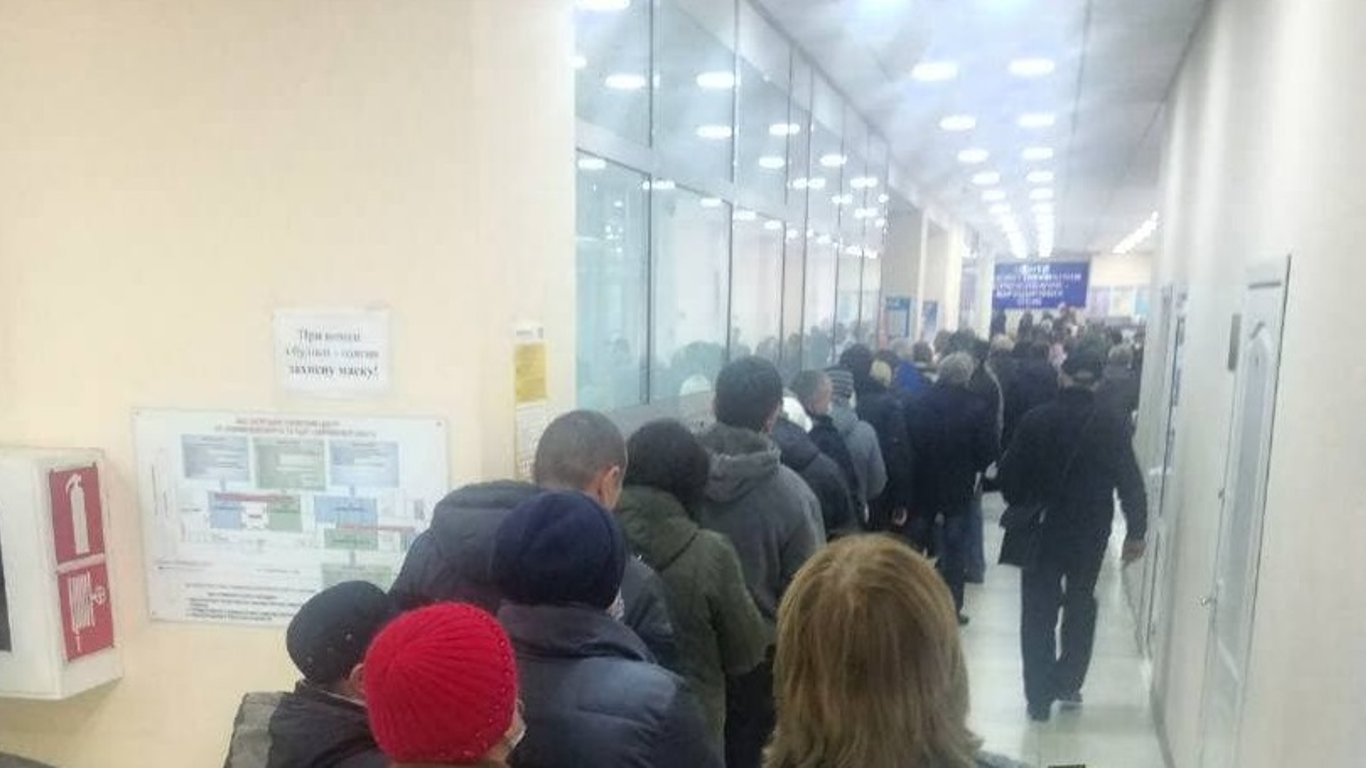 Очереди в учреждениях Харькова - горожане опасаются усиления карантина в понедельник