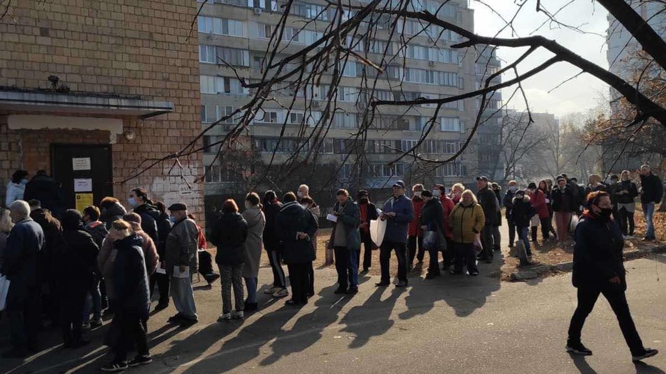 Локдаун в Киеве - люди массово идут на прививку
