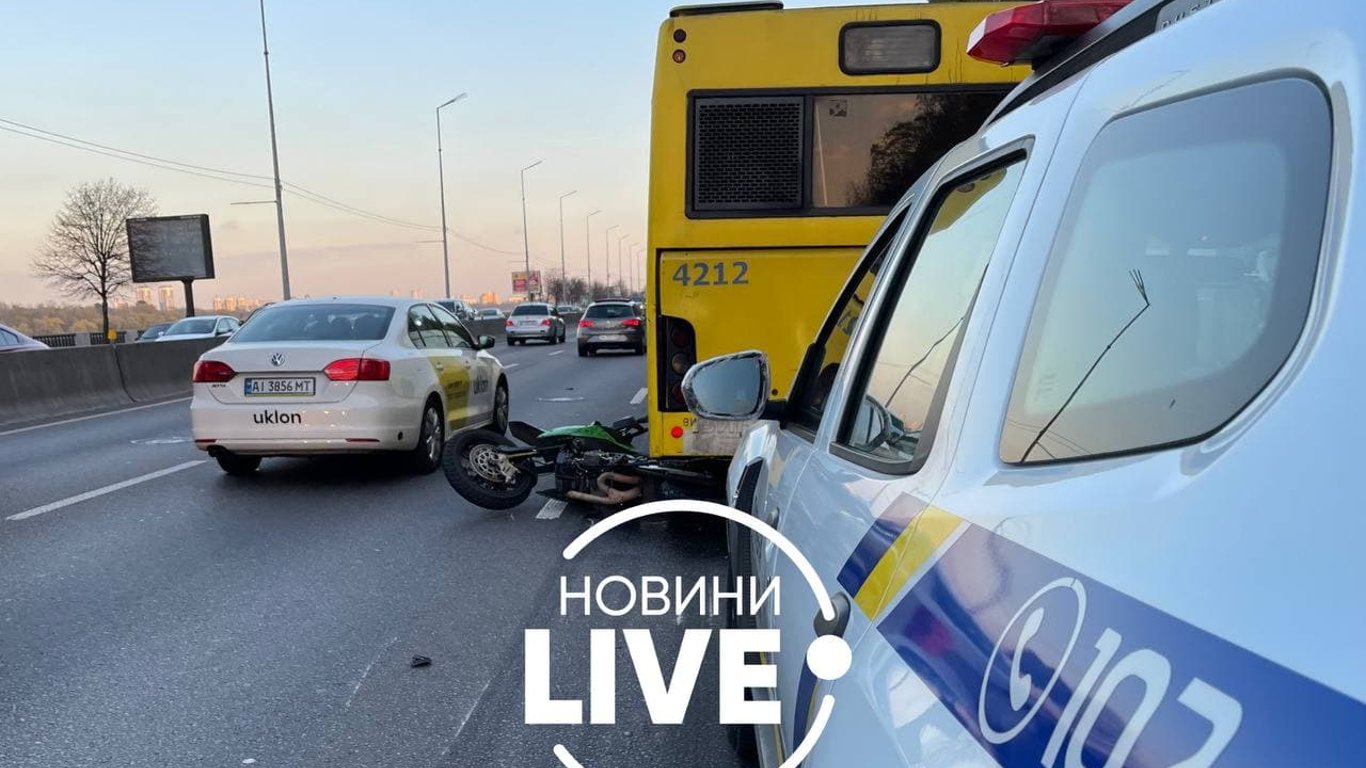 ДТП Киев - мотоциклист влетел в автобус - подробности - фото и видео