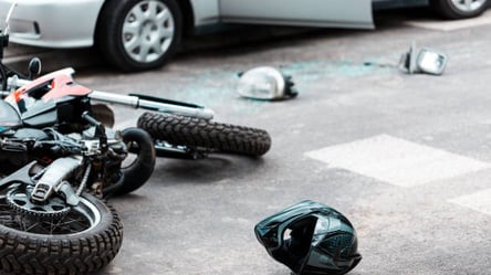 Уламки по всій дорозі: у Харкові авто знесло мотоцикліста. Відео - 285x160