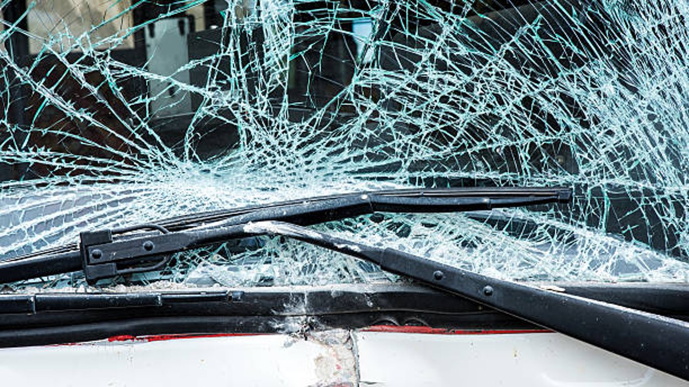 ДТП в Харькове – водитель за рулем авто врезалась в столб