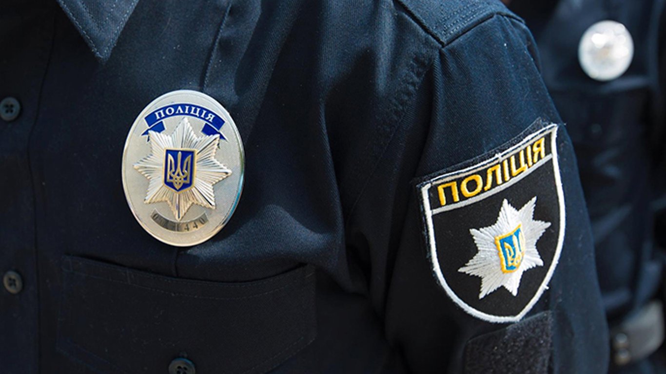 В Харькове водитель евробляхи напал на прохожего и на полицейского: видео драки