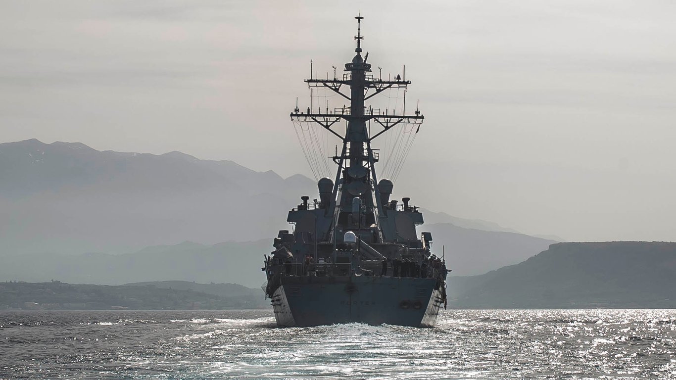 Россия начала следить за эсминцем США в Черном море