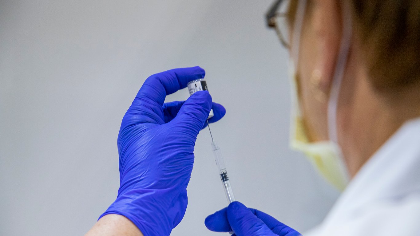 Великобритания передаст бедным странам более 20 млн доз вакцины от ковид-19