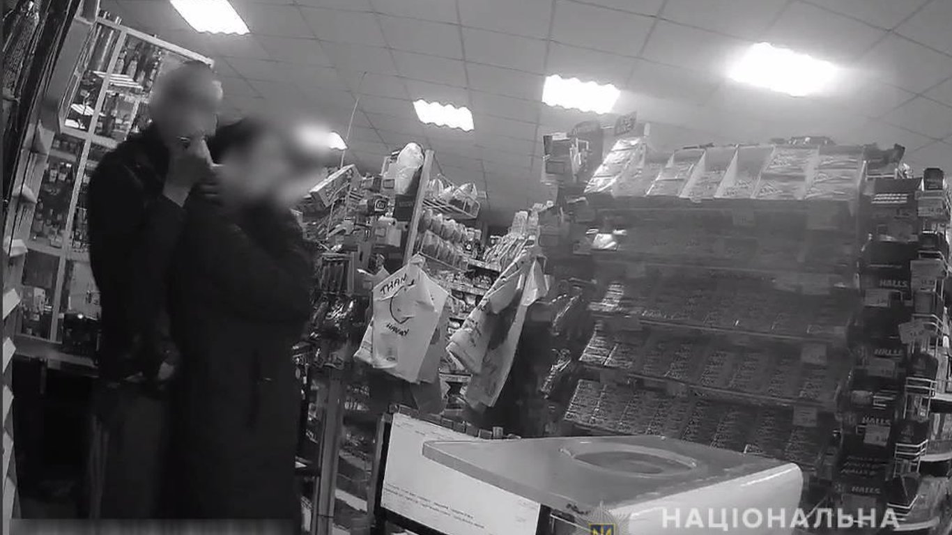 Мужчина взял в заложницы продавщицу магазина в Херсоне - фото, видео