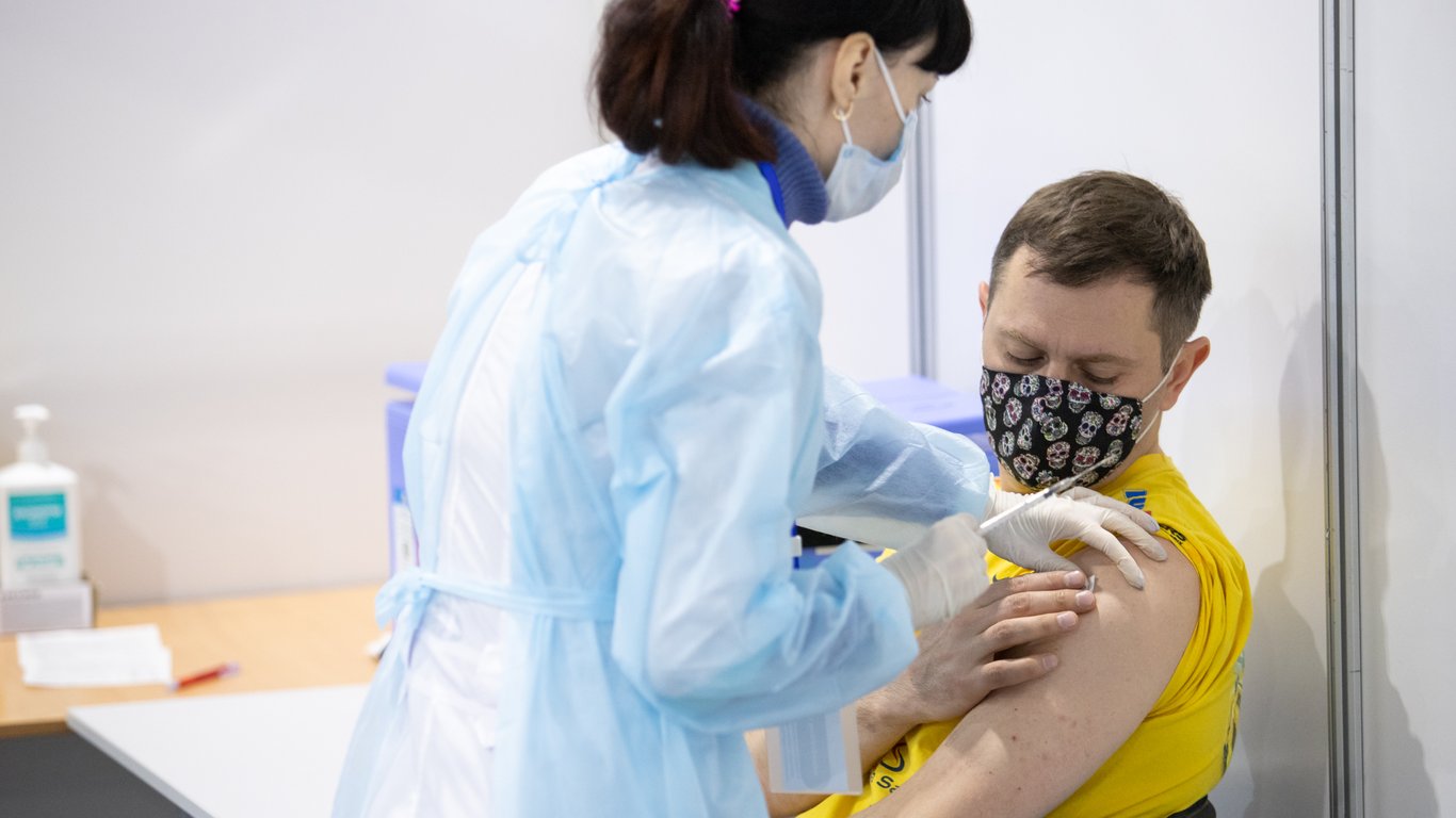 Вакцинація в Україні: Шкарлет розповів, скільки освітян отримали дві дози вакцини від COVID-19