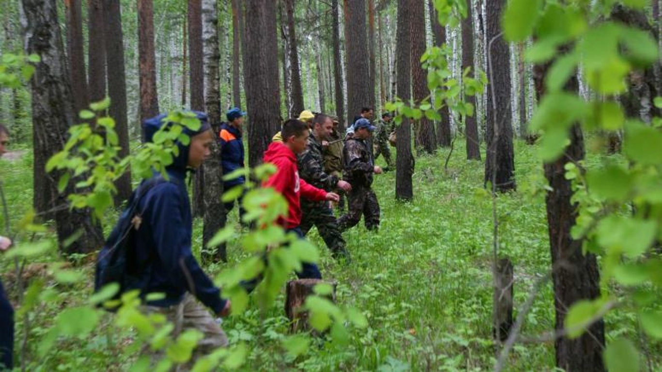 На Львівщині поліцейські розшукали підлітків у лісі - фото