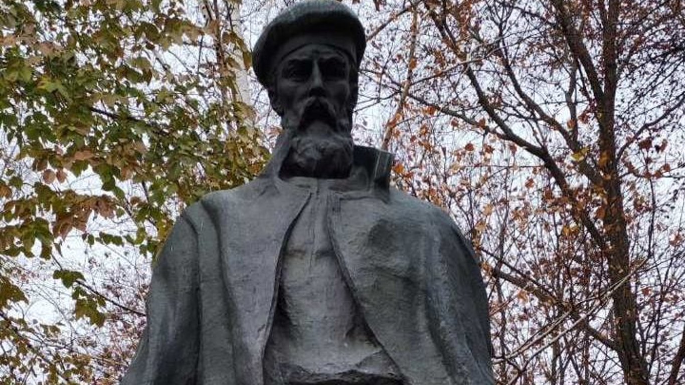 В Валках повредили памятник украинскому поэту