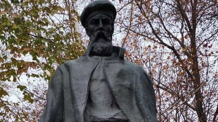 Вандали зіпсували пам'ятник українському поетові Павлу Грабовському під Харковом - 285x160