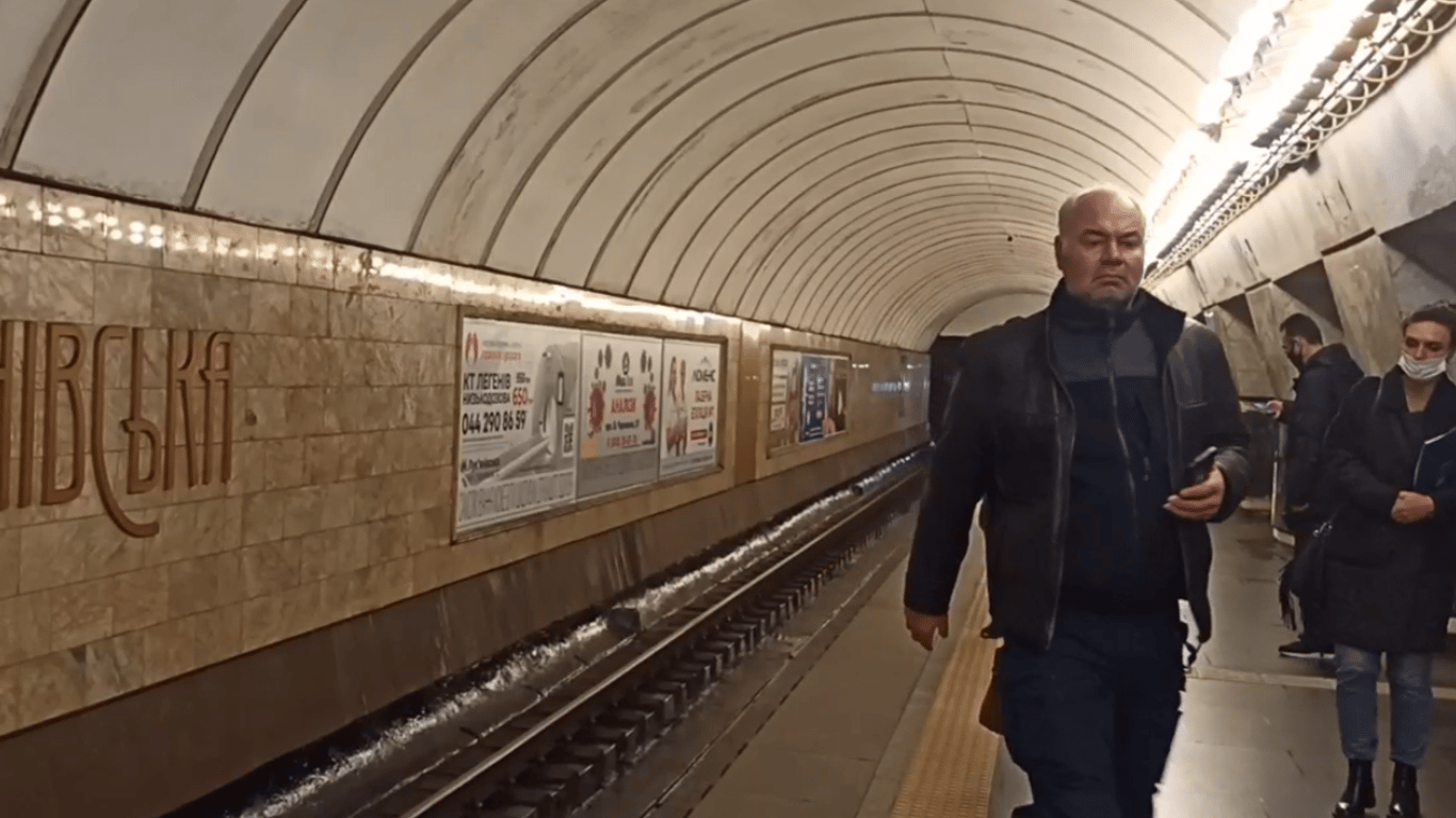 Метро Киева - мужчина решил проехать без маски в локдаун