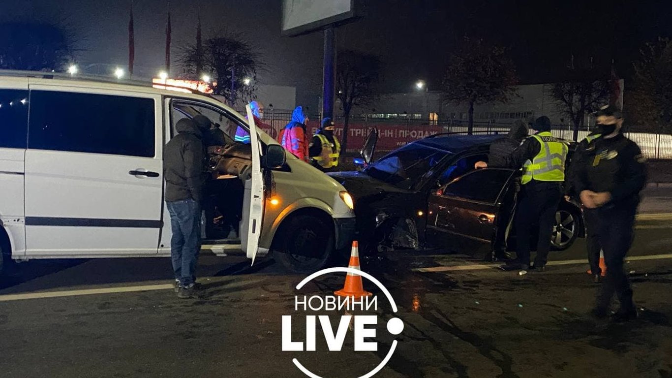 Авария в Киеве – на Харьковском шоссе пьяный водитель протаранил полицейское авто