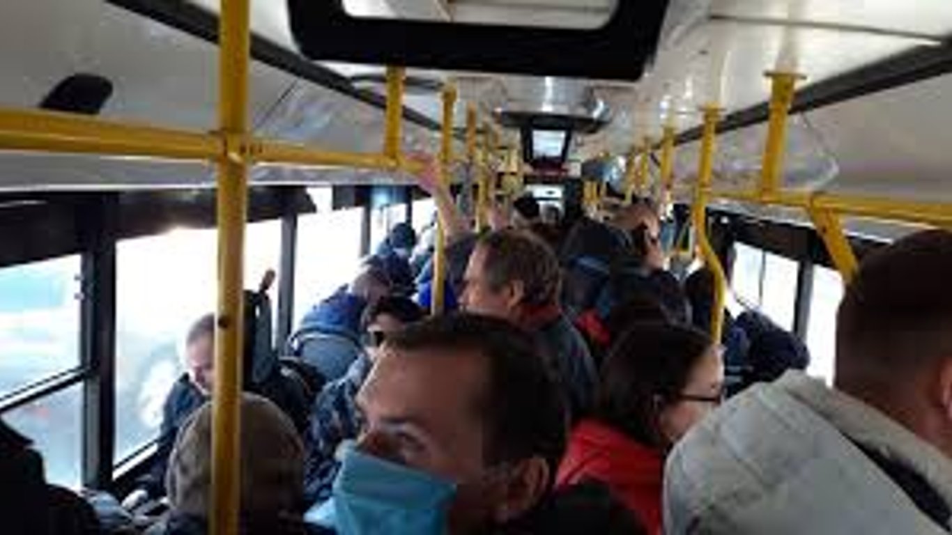 Локдаун в Киеве - противника вакцинации выгнали из автобуса