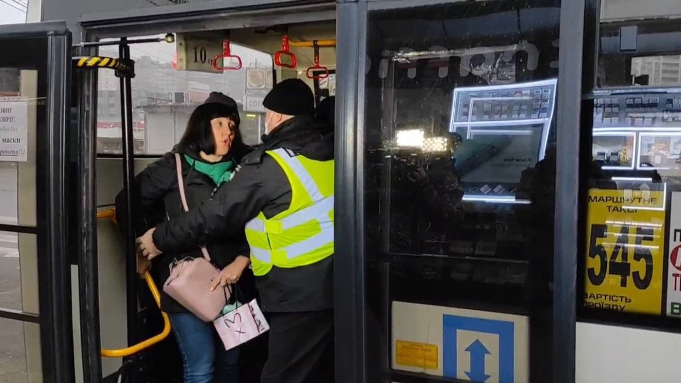 Локдаун в Киеве - женщина устроила скандал из-за маски