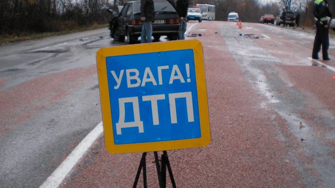 В Одессе столкнулись два джипа - в нескольких метрах от машины "скорой"