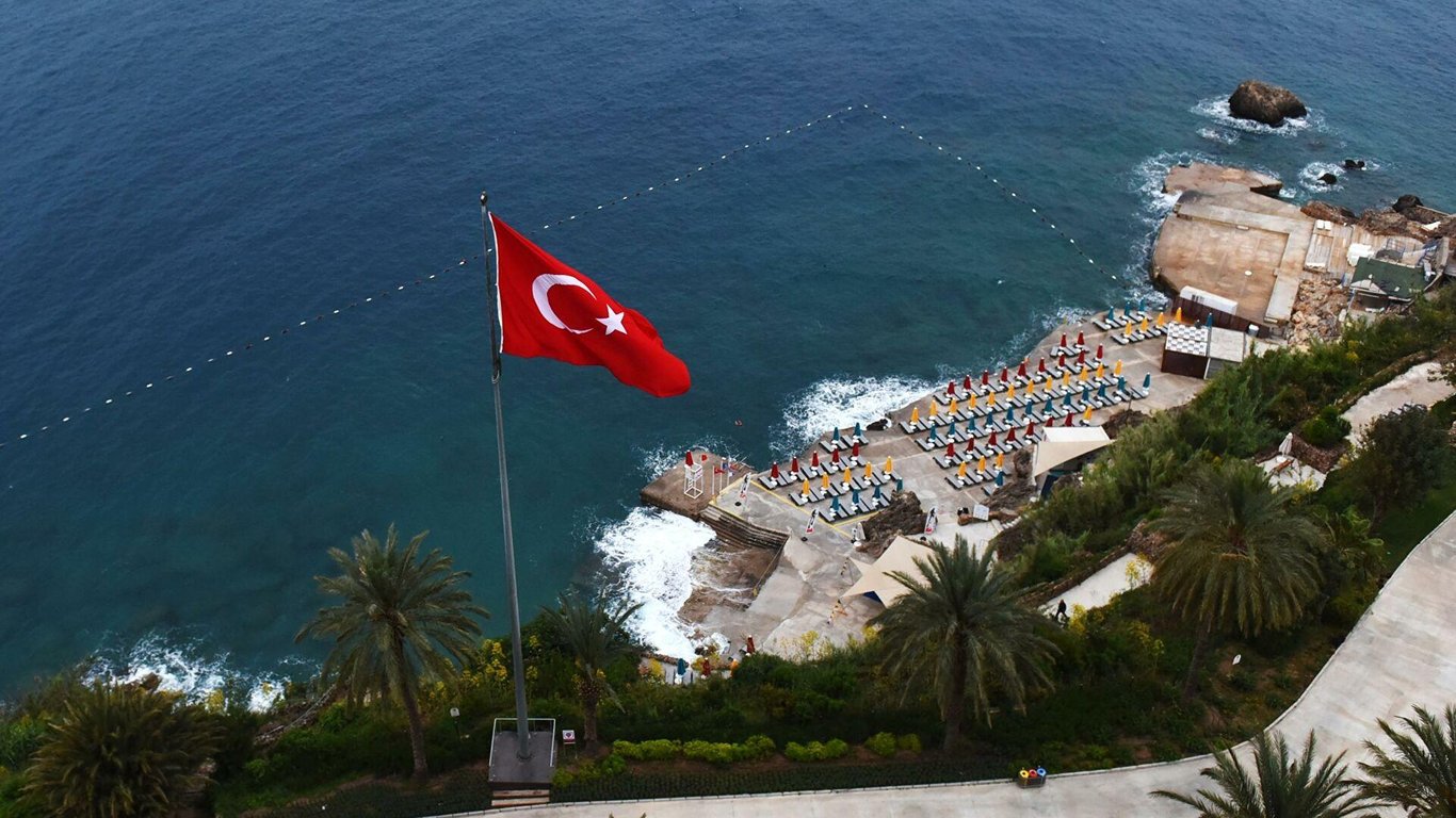 Популярні курорти Туреччини накрила негода: готелі почали готуватися до цунамі