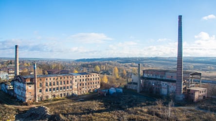 Легендарный фаянсовый завод подорвали в Харьковской области. Видео - 285x160