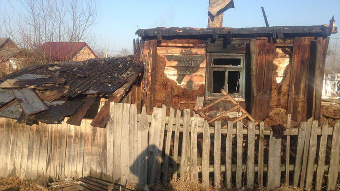 На Львівщині згорів дерев’яний житловий будинок - фото