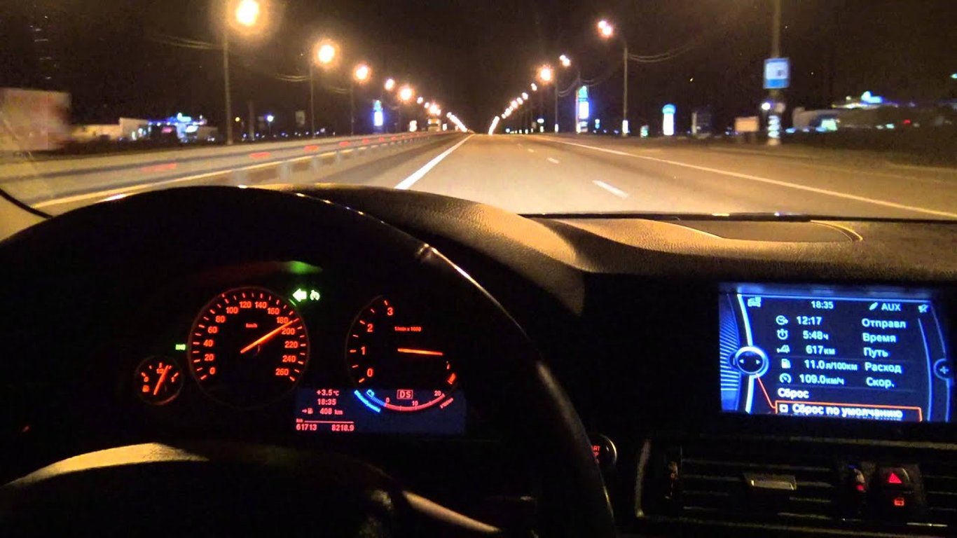 У Києві чоловік проїхався на даху машини на повній швидкості - відео