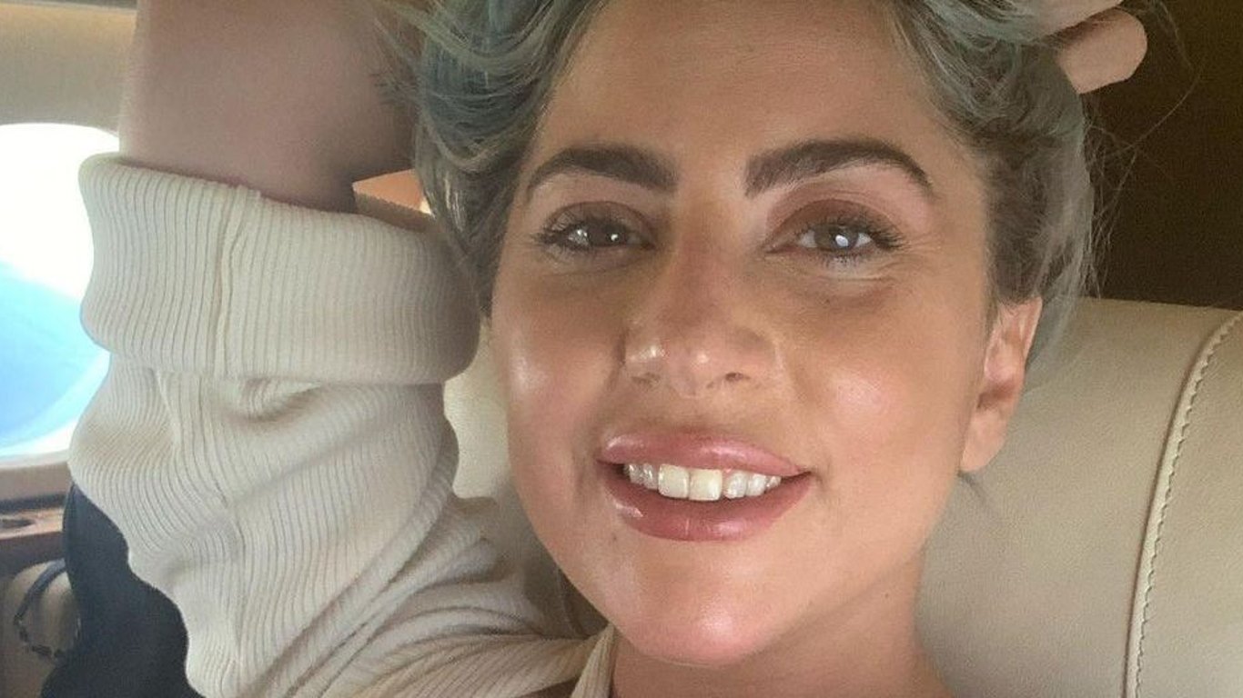 Леді Гага оголилася на камеру: співачка показала апетитні форми - фото