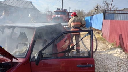 В Одесской области горящую машину тушили четверо пожарных. Фото - 285x160