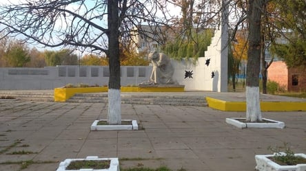 Вандали поглумились над пам’ятником загиблим у Другій світовій війні на Харківщині. Фото - 285x160