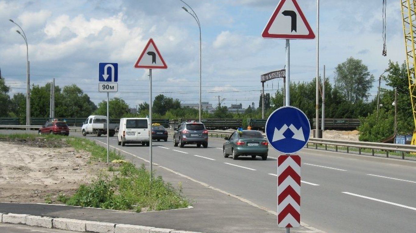 ПДР - на дорогах Києва встановили нові дрожні знаки