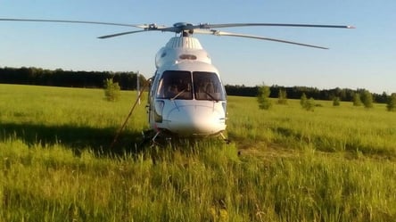 Під Києвом гелікоптер несподівано сів посеред поля. Відео - 285x160