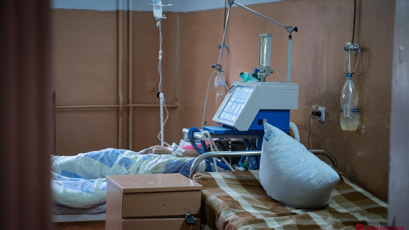 Раз в час выносят пакет с телом: какова реальная ситуация в COVID-больницах, где не хватает жидкого кислорода
