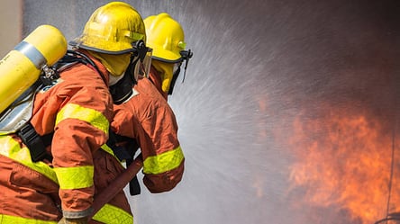 Сім пожежних машин гасять вогонь у Харкові: горить чотириповерховий будинок. Кадри - 285x160