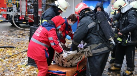 Пожарные на руках выносили детей и взрослых из-за пожара возле Генконсульства РФ в Харькове - 285x160