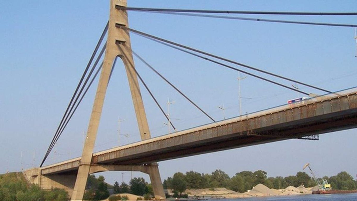 Северный мост в Киеве – любители экстрима вылезли на 80-метровую высоту
